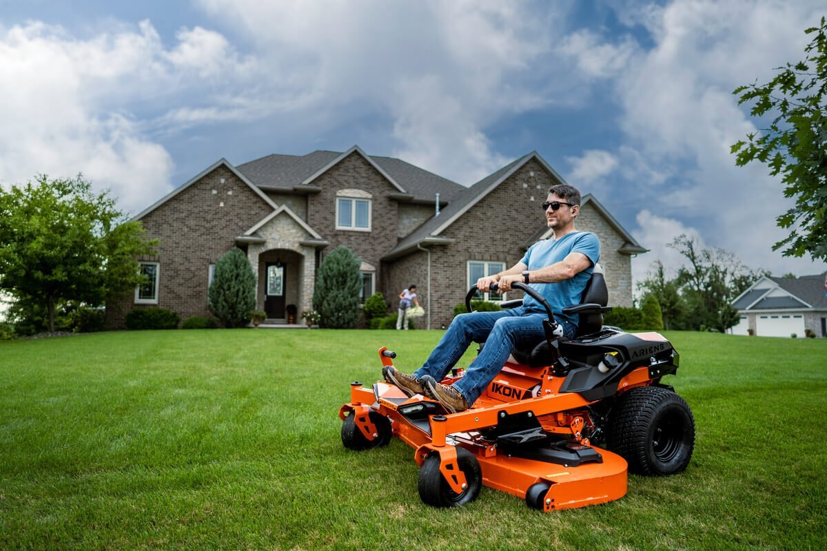 EDGE 42 Briggs | EDGE Series Zero Turn Lawn Mower | Ariens